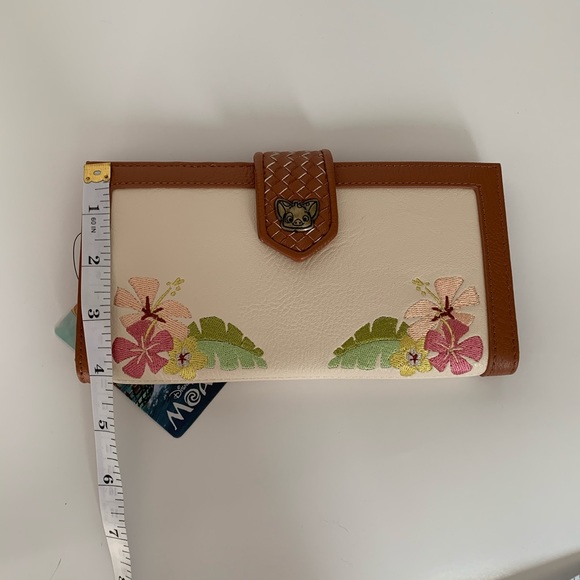 loungefly moana wallet